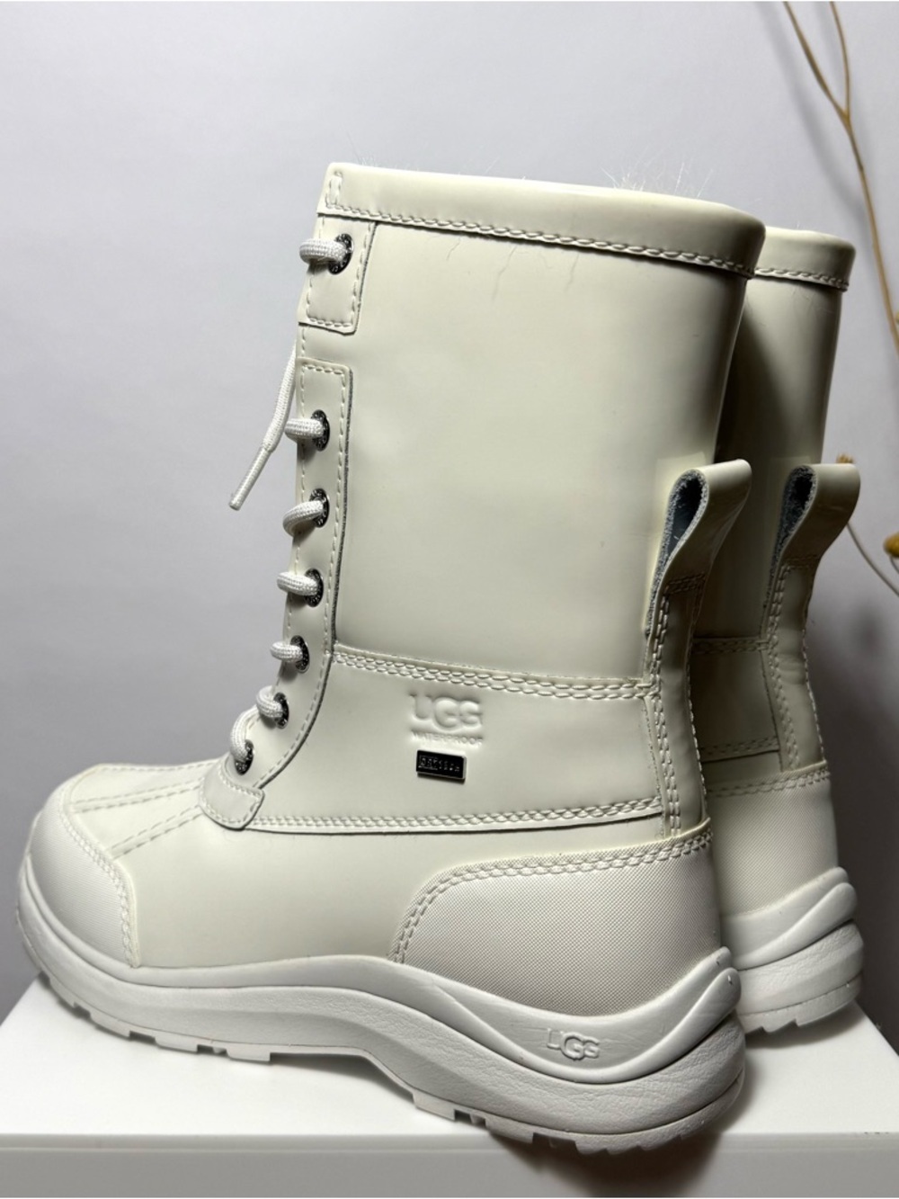 UGG Adirondack lll Patent Boot in All White Lace-Up Winter Ankle Boots | Size 6 - Picture 6 of 8